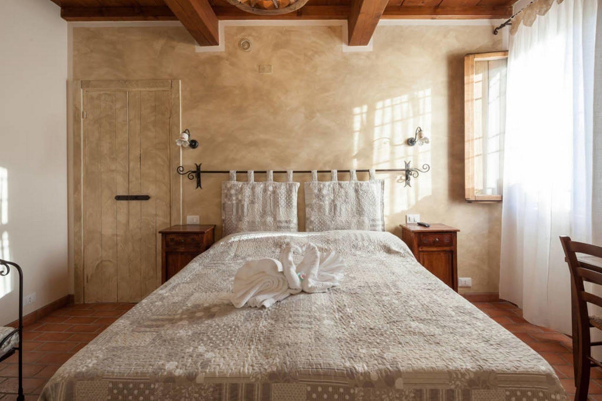 La Casa Delle Rondini Bed & Breakfast Roncoferraro ภายนอก รูปภาพ