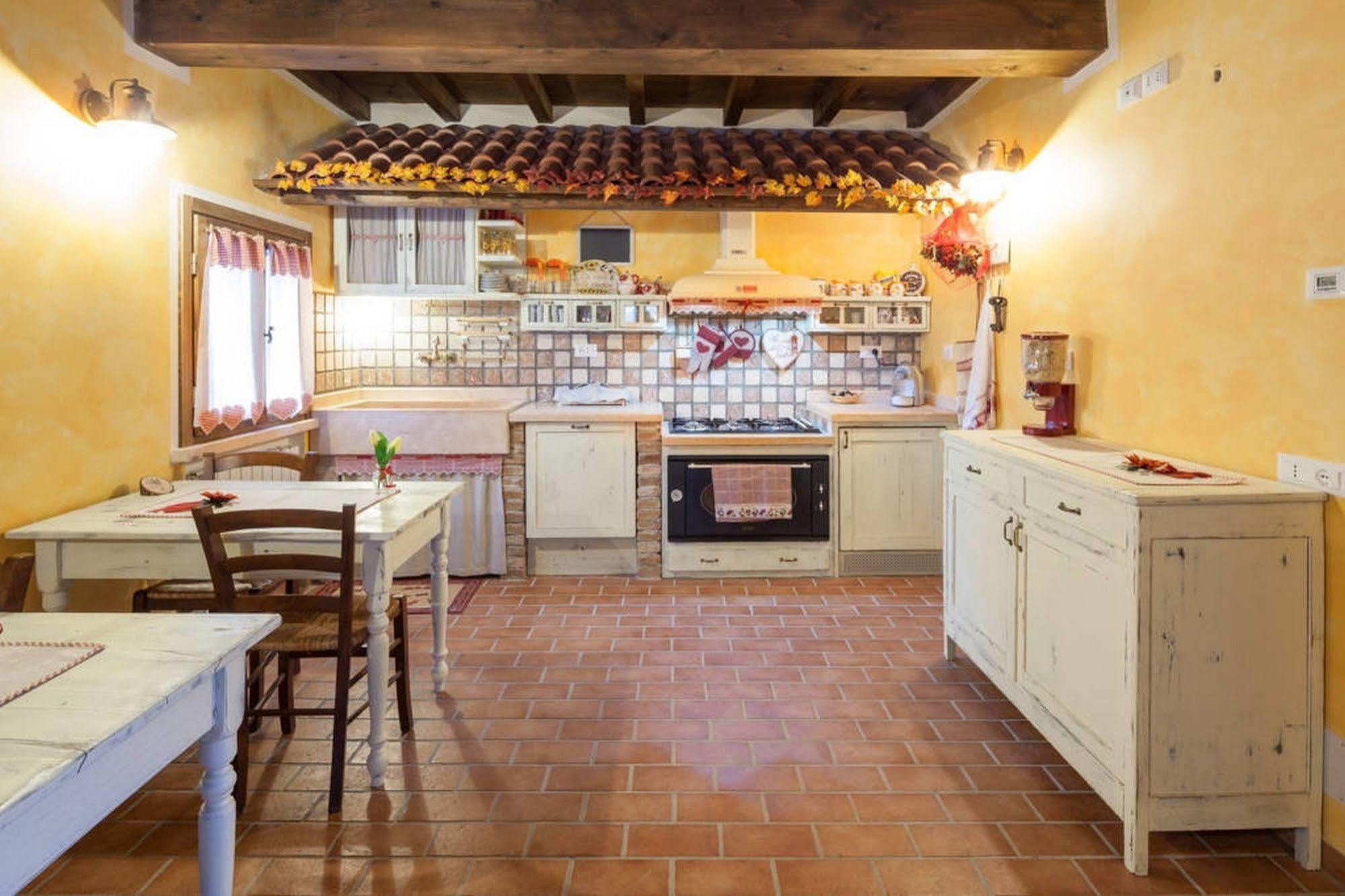 La Casa Delle Rondini Bed & Breakfast Roncoferraro ภายนอก รูปภาพ